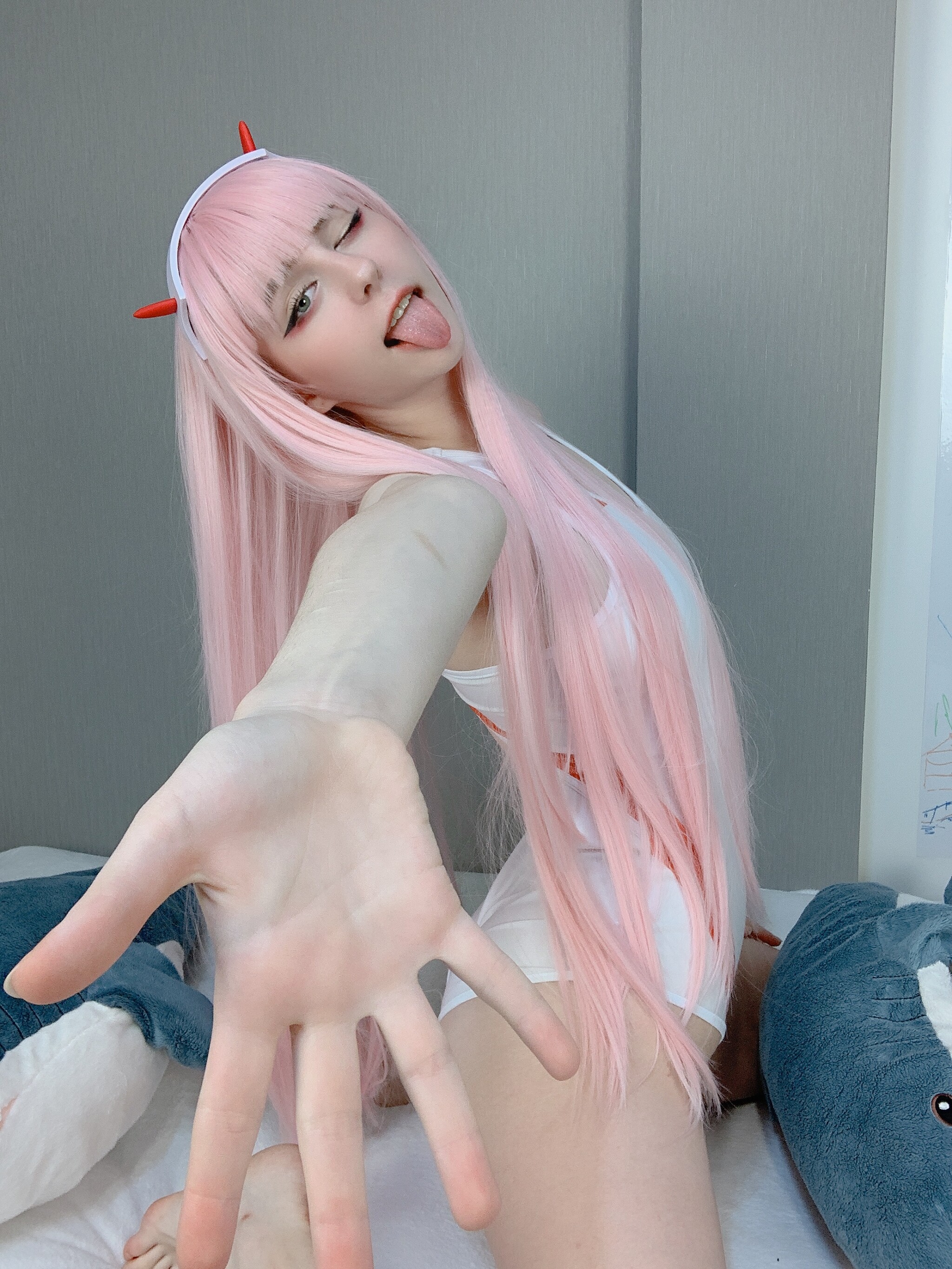 Give Me Your Hand - Sultry Amateur Babe Goes Wild picture 1 of 1