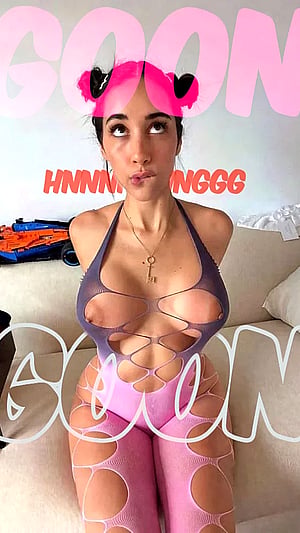 Cosmic Cutie Vibes: Izzy Green's Playful Snapshot That's So Hot It's Out of This World! 😍🔥