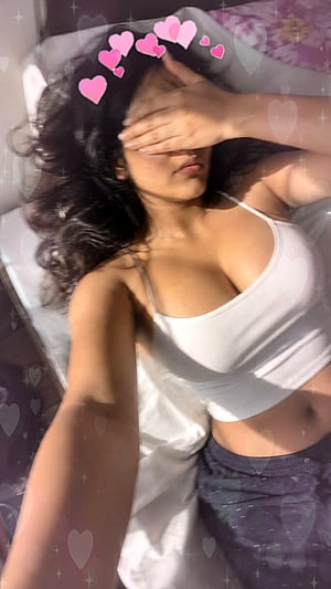 Good morning, cuties: ishita's stunning selfie