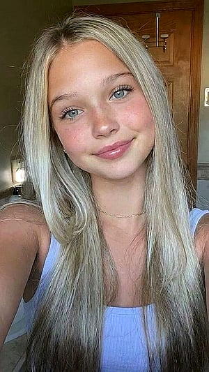 Small and kinda nervous bout postin. Want a dominant guy to make me his playmate. 😉