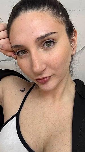This Perfect Babe Is Giving Major Heart Eyes
