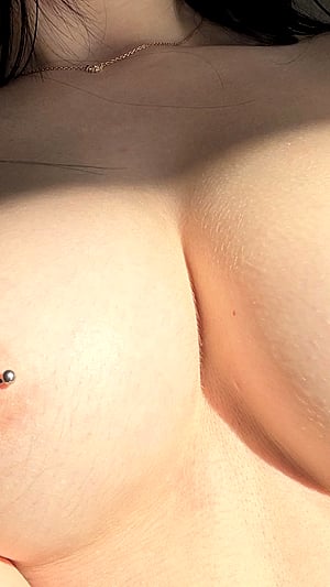 yourusedbrat's cheeky lil boob drop - who's ready to goon?