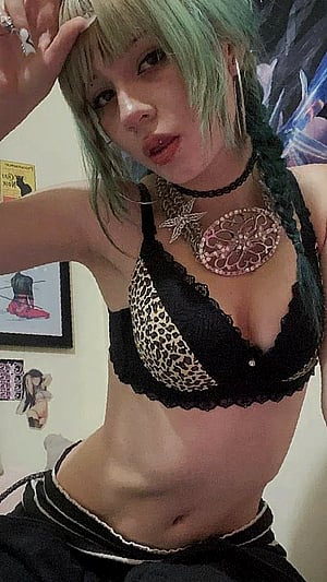 Belly Button Confessions: Pink Innie Tease
