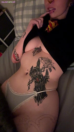 Horny College Slut Shows Off Her Wet Pussy in Amateur Pic Before Uni Break!