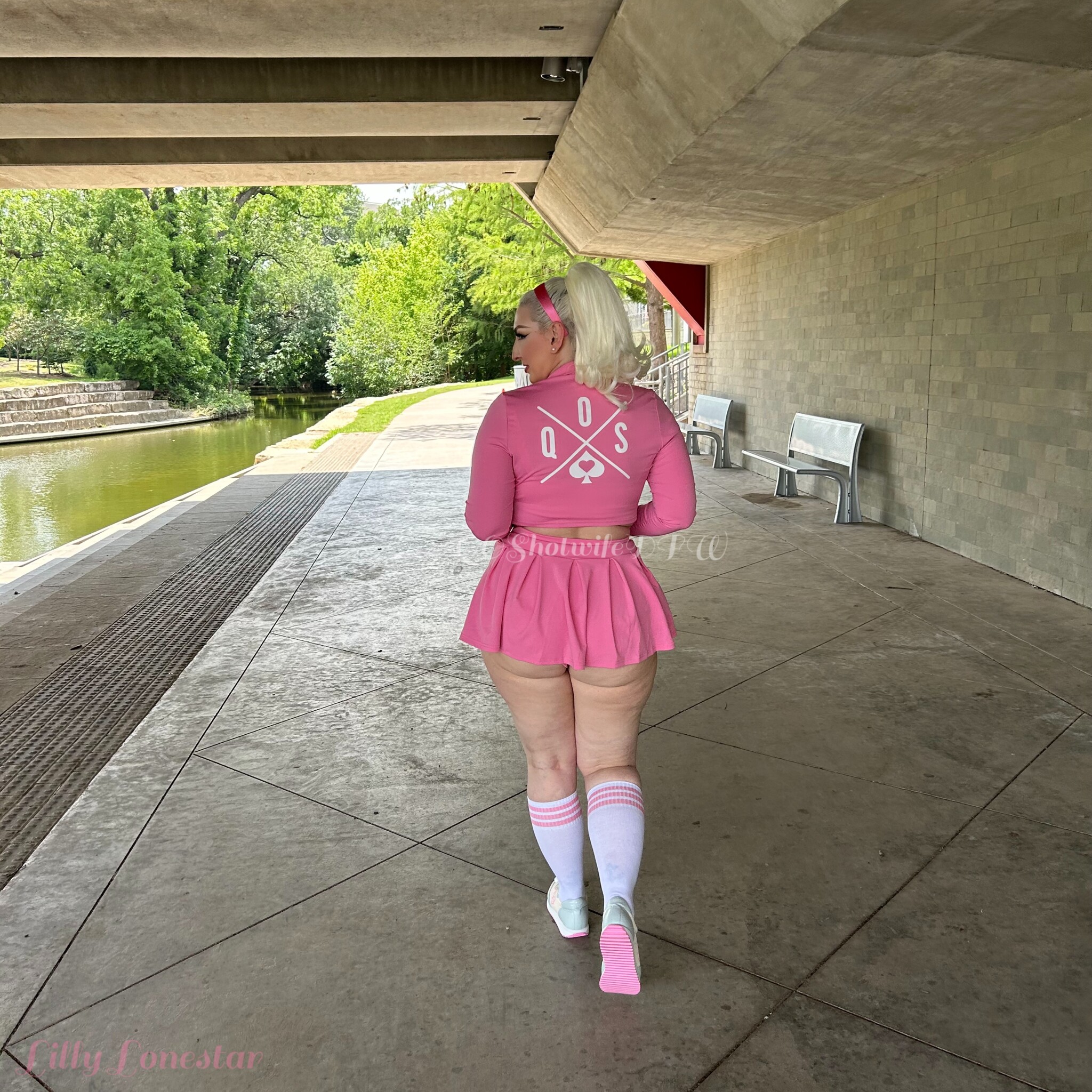 QOS Barbie Brings the Vibes picture 1 of 1