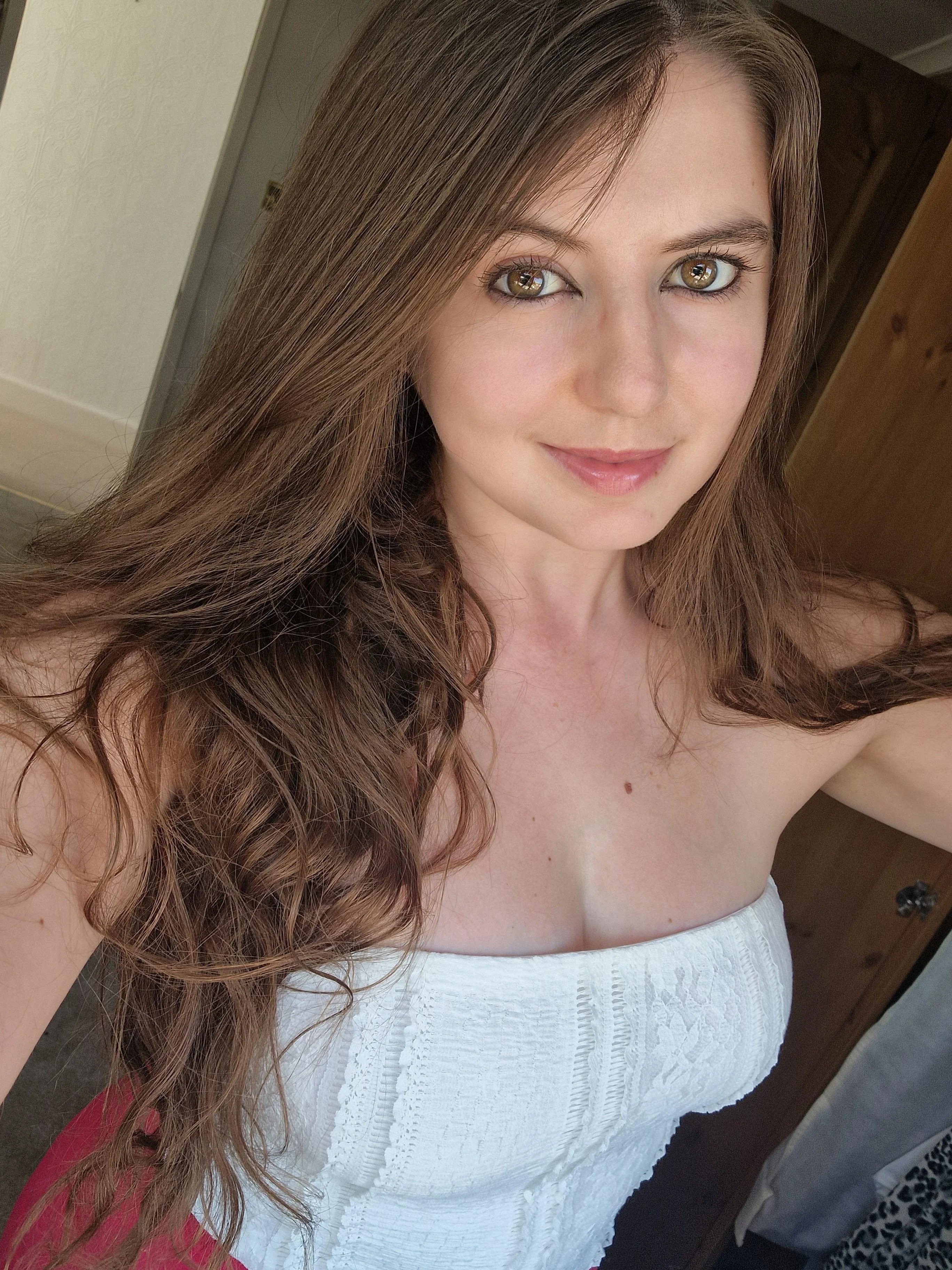Golden Hour Glow: Scarlett's Cheeky Evening Tease picture 1 of 1