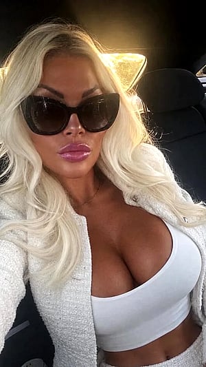 Bimbo Queen Rules the Feed