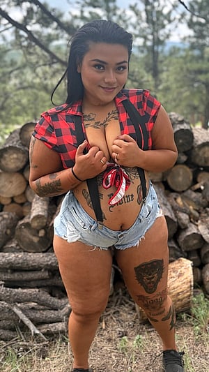 Maine's finest just dropped and she's cheeky as ever