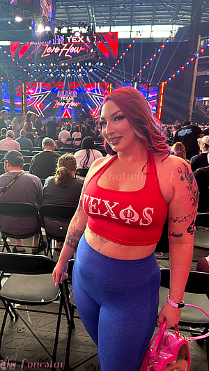 Queen of Spades in the Crowd: 27,000 Eyes and Only Some Knew