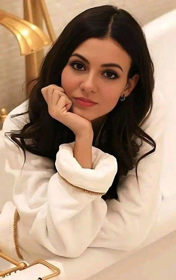 Victoria Justice Looking Absolutely Stunning In This Hot Snap picture 1 of 1